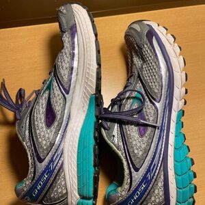 Brooks Ghost womens shoes size 9.5